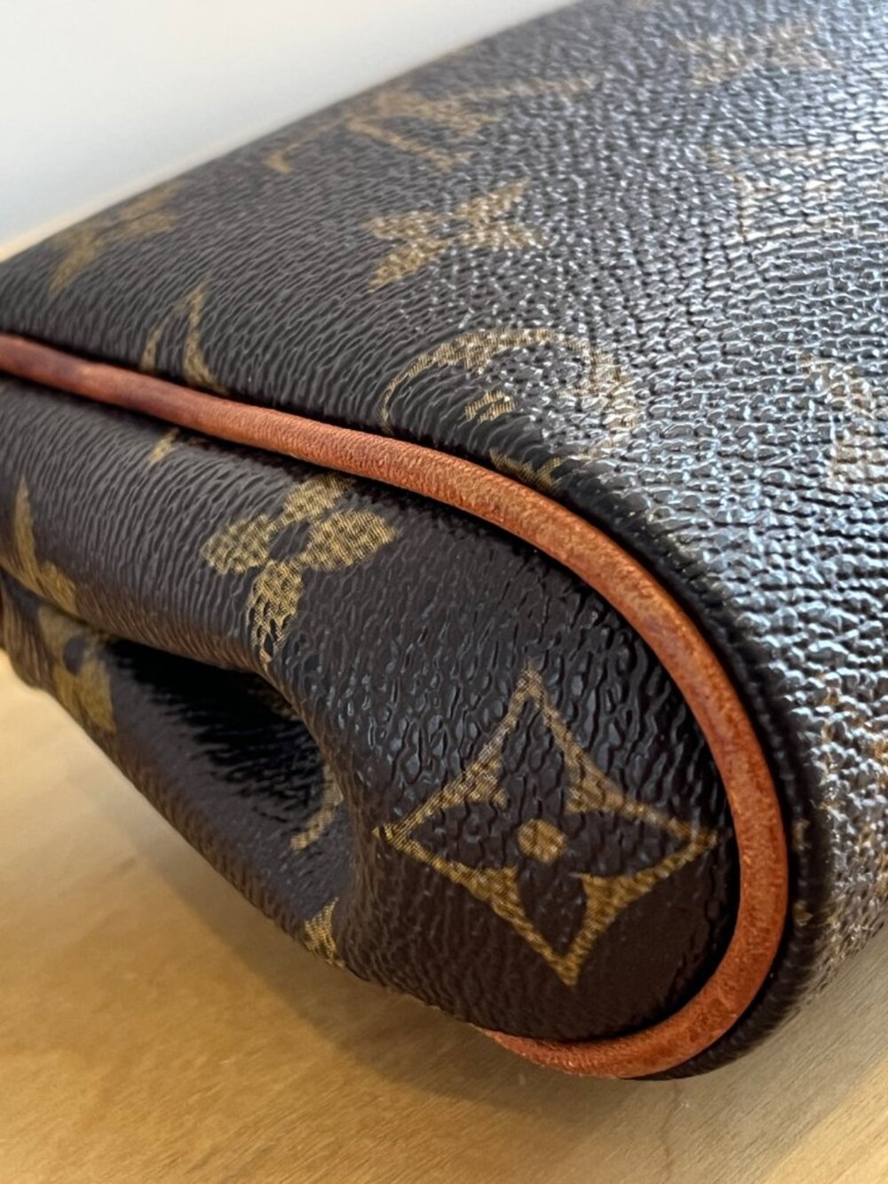 Louis Vuitton Monogram Eva Clutch - Picture 10 of 16